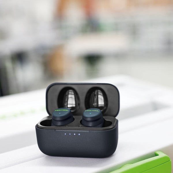 Festool Logo auf schwarzen Bluetooth Kopfhörern in geöffneter Ladebox