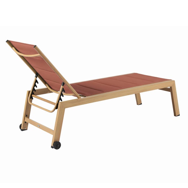 Sonnenliege aus Holz mit gepolsterter Textilauflage, mehrfach verstellbarem Rückenteil und integrierten Rollen.