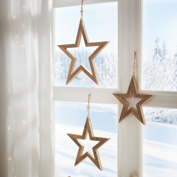 Dekorative Holzsterne als Fensterschmuck für eine festliche Atmosphäre