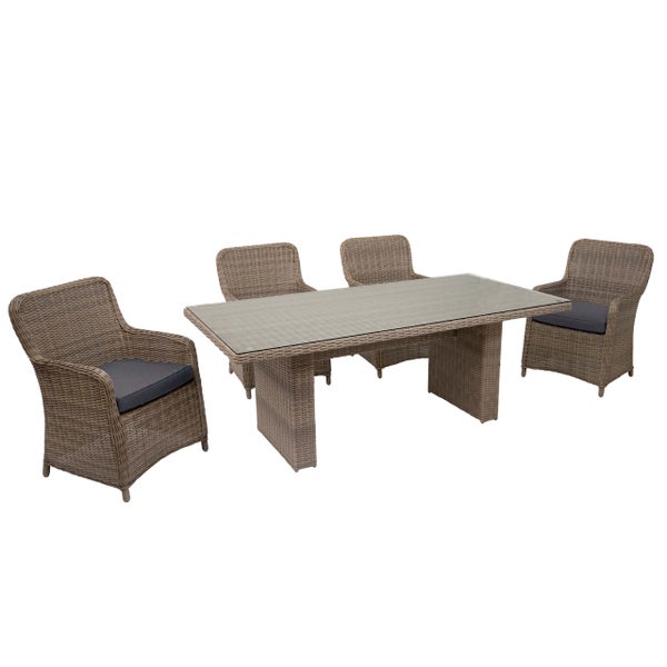 Gartenmöbel-Set aus Polyrattan-Geflecht bestehend aus einem rechteckigen Tisch mit Glasplatte und vier Sesseln mit Sitzkissen.