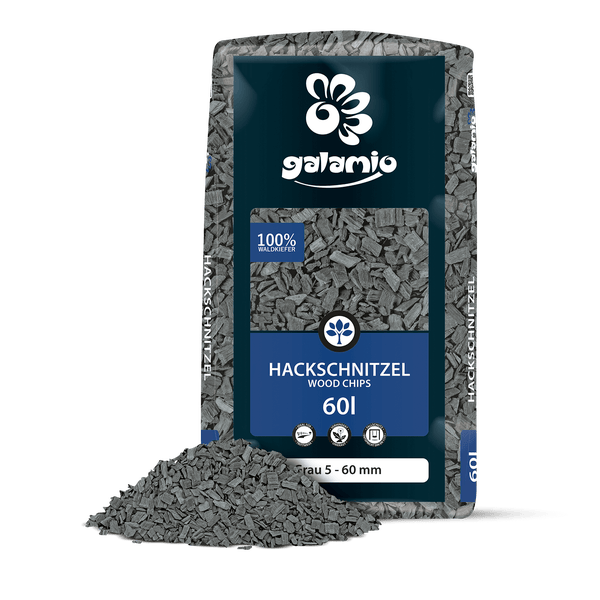 Galamio Hackschnitzel aus Kiefernholz grau, Körnung 5 bis 60 Millimeter, 60 Liter Sack mit einer Schüttung davor.