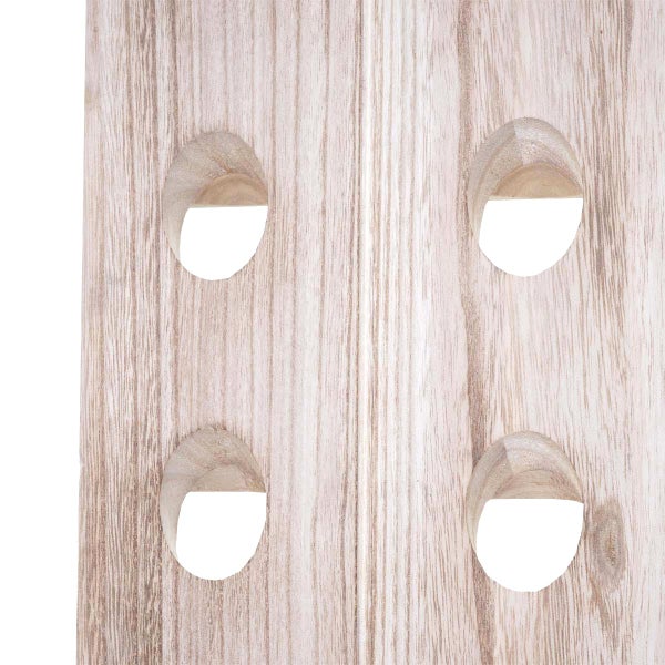 Detailansicht eines Weinregals aus Holz mit vier Aussparungen