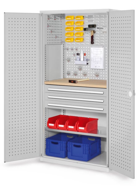 Werkstattschrank mit Werkzeugen und Aufbewahrungsbehältern