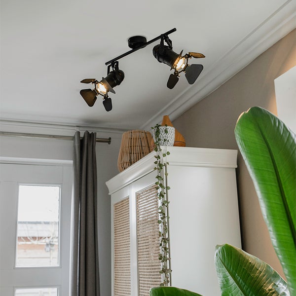 Deckenleuchte mit zwei Strahlern im Innenraum