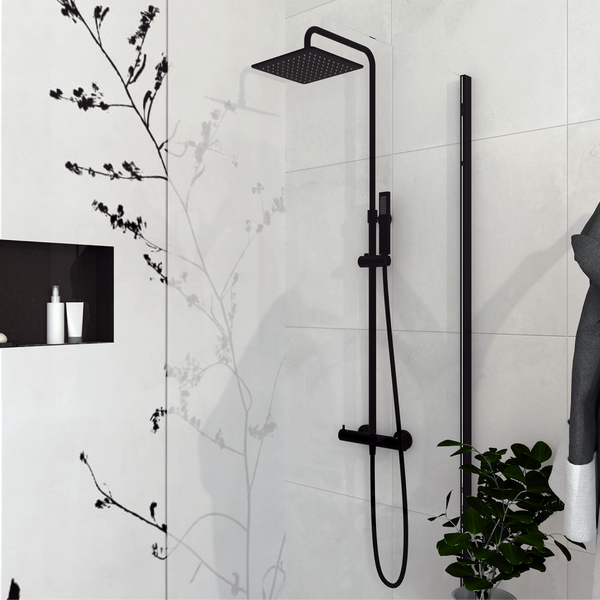 Badezimmer mit schwarzer Duscharmatur und floralem Wanddesign