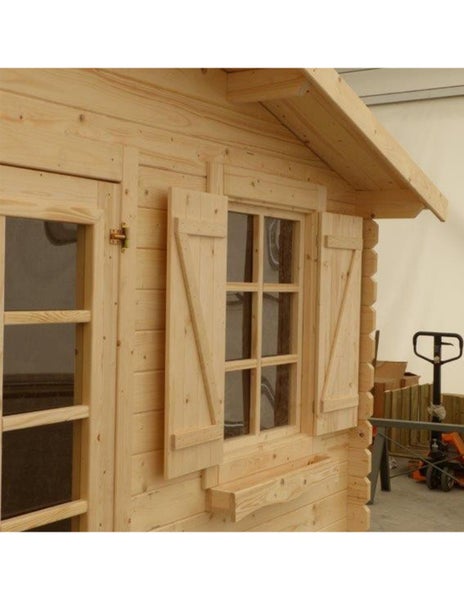 Detailansicht eines Gartenhauses aus Holz mit Sprossenfenster, Fensterläden und Blumenkasten.