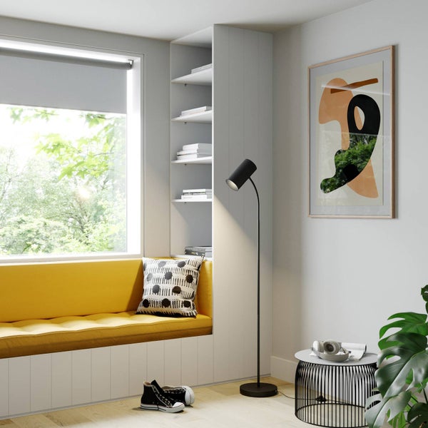 Heller Raum mit Fenster, Sitzgelegenheit, Stehlampe und Dekorationen