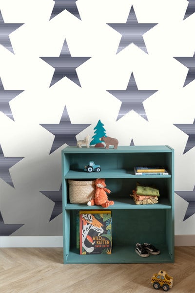 Kinderzimmer mit Regal, Spielsachen und Tapete mit Sternmuster