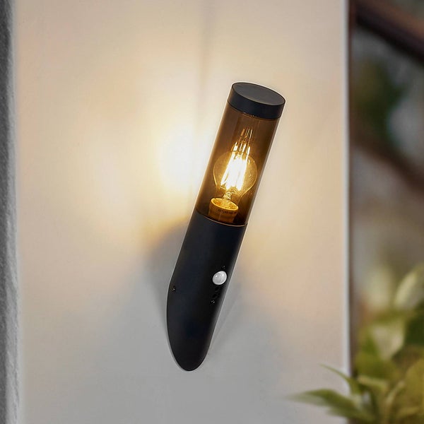 Lindby Wandleuchte außen Statius mit Bewegungsmelder (spritzwassergeschützt (Modern) in Schwarz aus Metall (1 flammig, E27) - Wandlampe für Außenwand/Hauswand Haus Terrasse und Balkon