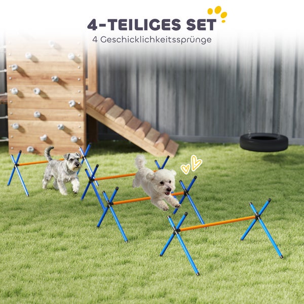 Vierteiliges Agility-Set für Hunde mit vier Kunststoff-Hürden auf einer Rasenfläche mit zwei kleinen springenden Hunden.