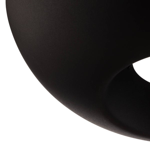 Detailansicht einer mattschwarzen, abgerundeten Oberfläche eines Produkts.