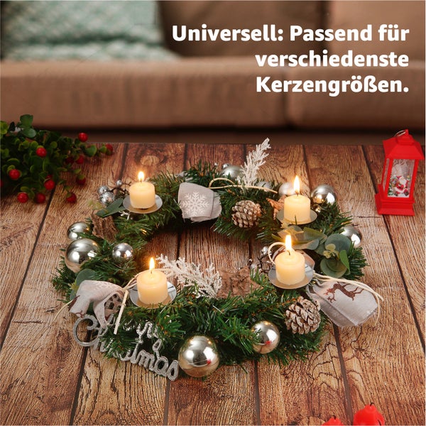 Weihnachtlicher Adventskranz mit Kerzen, Tannenzweigen, Kugeln und Dekoration auf Holztisch