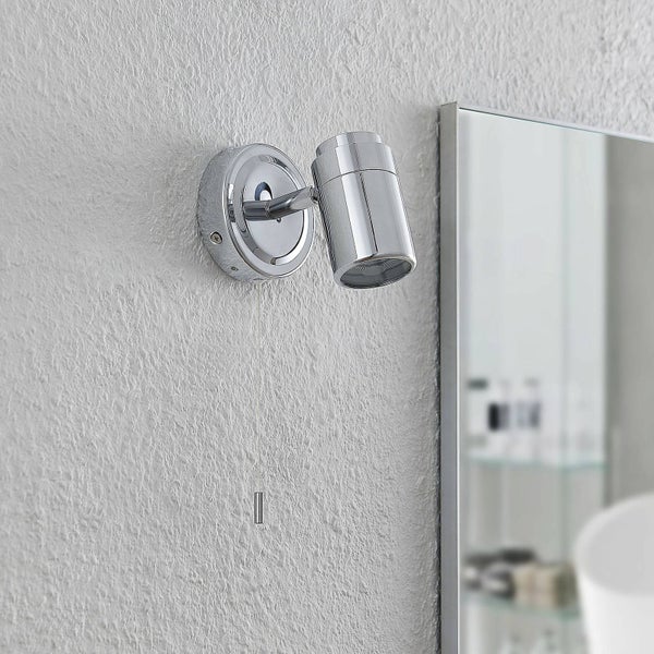 Wandleuchte mit Zugschalter neben Spiegelschrank