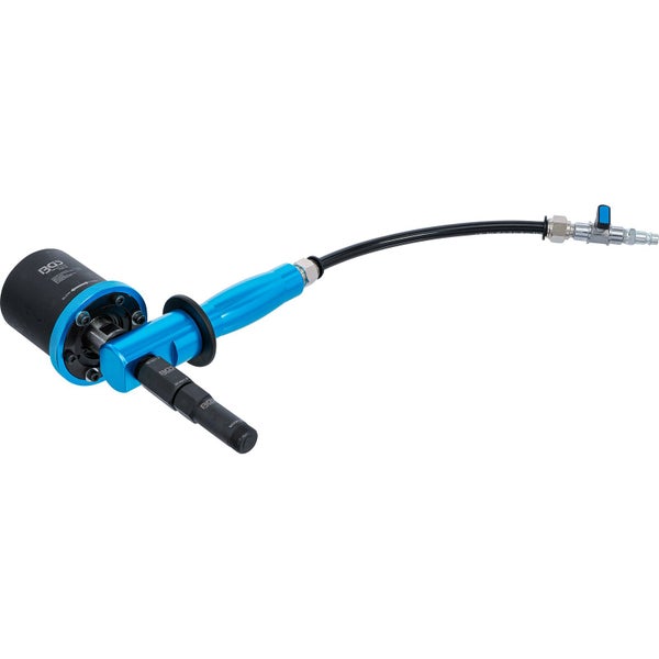 Auf einer Ziegelwand montierte Elektroinstallation mit Steckdose und Rohren.