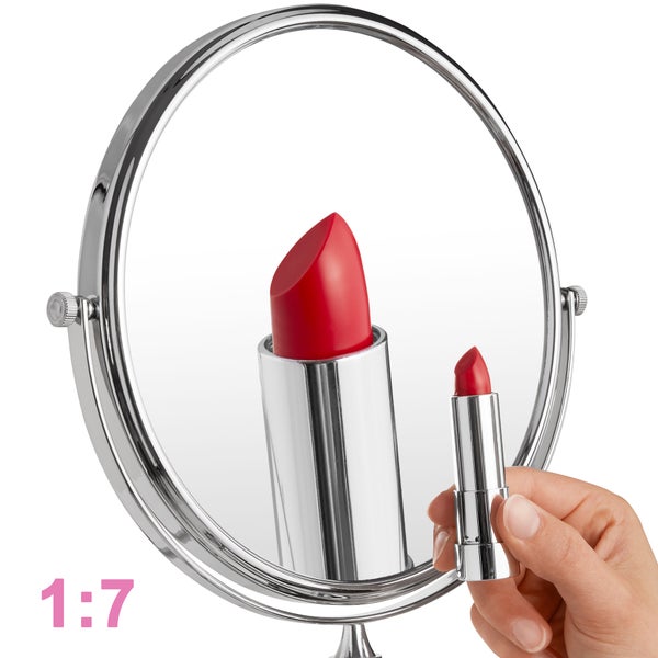 Kosmetikspiegel mit Vergrößerung und rotem Lippenstift in der Hand