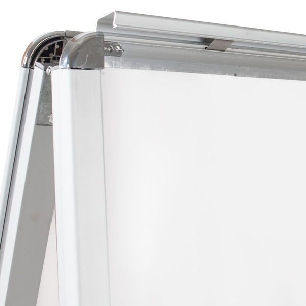 Detailansicht eines Kundenstoppers mit Aluminiumrahmen und weißer Tafel