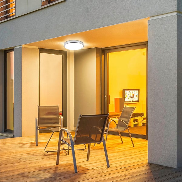 Terrasse mit Deckenleuchte und Gartenmöbeln