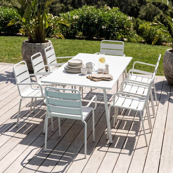Modernes Gartenmöbel-Set aus weißem Metall mit einem rechteckigen Tisch und sechs Stühlen auf einer Holzterrasse im Garten.