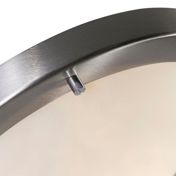 Detailaufnahme einer runden Deckenleuchte mit gebürstetem Metallrahmen und weißem Glasdiffusor, inklusive Befestigungsstift.