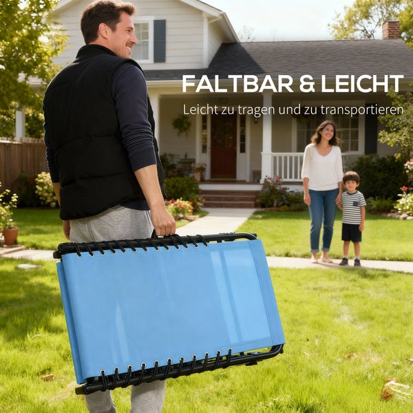 Blaue Gartenliege mit Kopfkissen und schwarzem Metallrahmen auf einer Terrasse mit Beistelltisch und Strohhut vor einer grauen Holzwand.