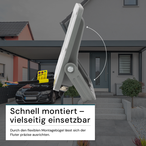 LED-Strahler mit flexiblem Montagebügel vor einem Haus montiert