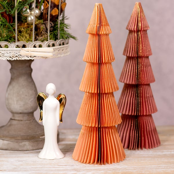 Dekorative Szene mit zwei Papier Weihnachtsbäumen, Engel Figur und einem Arrangement in einem Vogelkäfig