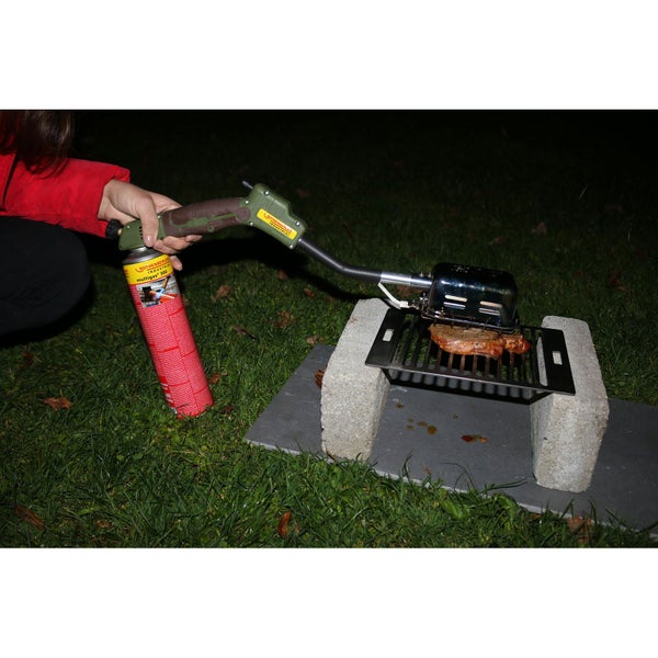 Grill mit Fleisch auf Betonsteinen und Steinplatte