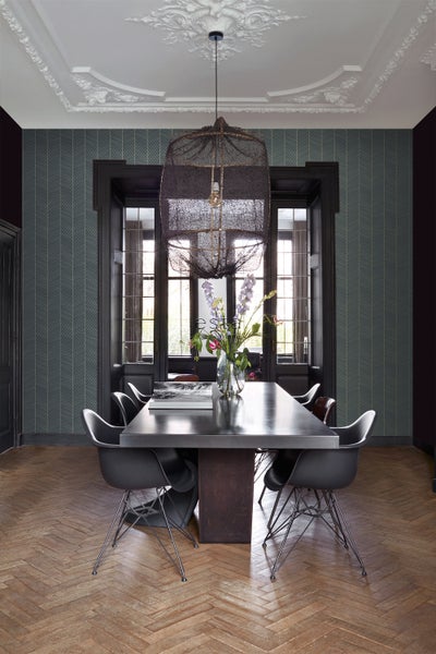 Esszimmer mit Esstisch, Stühlen, Pendelleuchte und dekorativer Tapete für ein stilvolles Ambiente