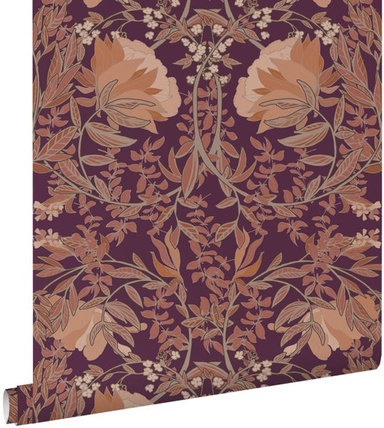 Vliestapete mit symmetrischem Blumenmuster, großen Blüten und verzierten Blättern im Jugendstil.