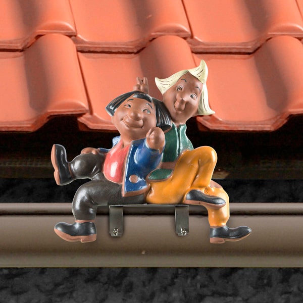 Dachrinnenfigur Max und Moritz aus Keramik, montiert mit Metallhalterungen an einer Regenrinne.