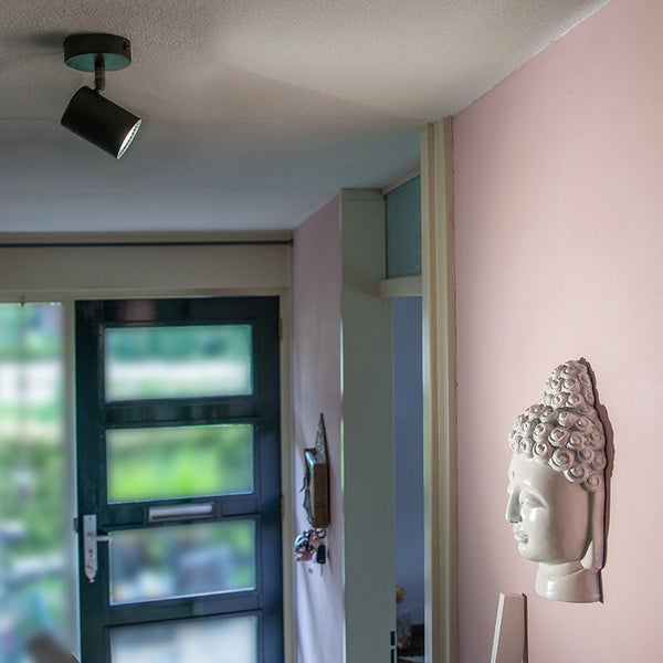 Deckenleuchte aus Metall im Flur