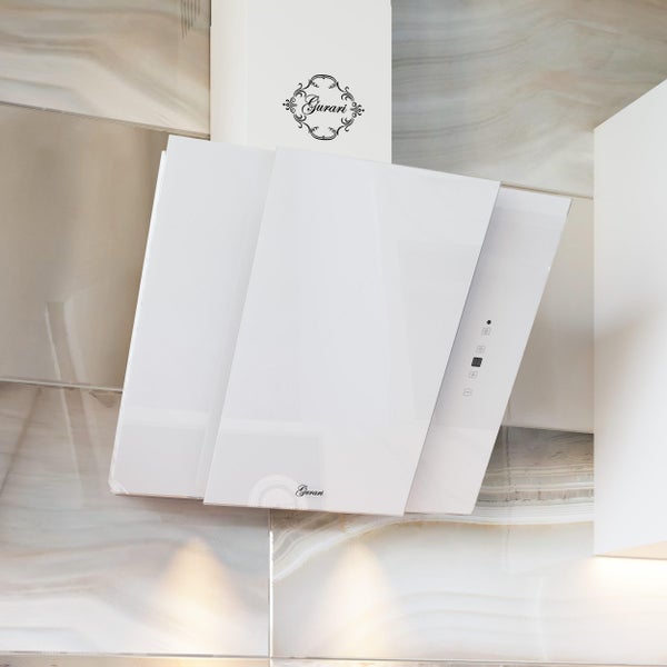 Wandhaube Gurari aus Glas mit digitaler Bedienung an einer Wand mit Fliesenoptik