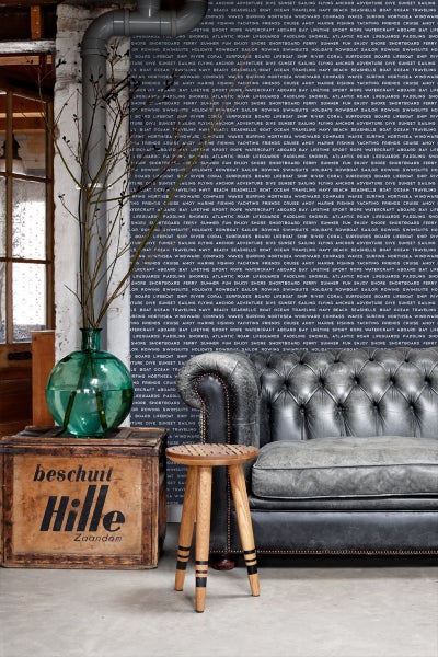 Wohnraum mit Sofa, Hocker und Dekoration