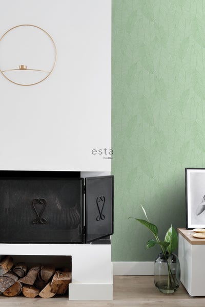 Wohnraum mit Tapete, Kamin und Dekoration für eine gemütliche Atmosphäre.