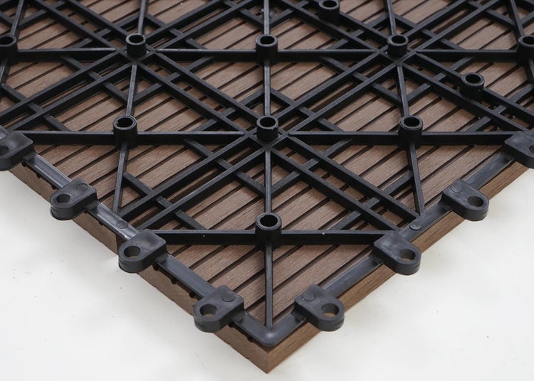 Rückseite einer WPC-Klickfliese mit stabilisierendem Kunststoffgitter und Stecksystem für Terrassen und Balkone.