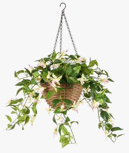 Künstliche Fuchsie in einem geflochtenen Hängekorb mit grünen Blättern und weißen Blüten mit rosa Akzenten.