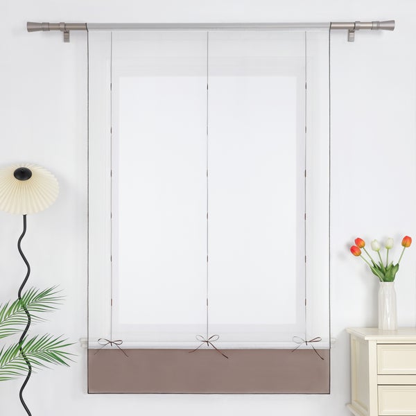Dekoratives Fenster mit Faltrollo und passender Gardinenstange.