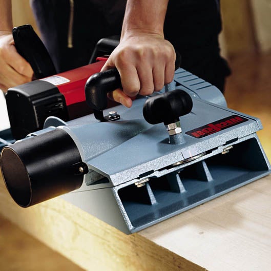 Person bei der Arbeit mit einem Mafell Elektrohobel auf einem Holzbalken.
