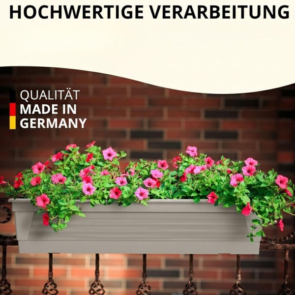 Blumenkasten mit rosa blühenden Pflanzen an einem Balkongeländer montiert, mit Hinweis auf hochwertige Verarbeitung und Herstellung in Deutschland.