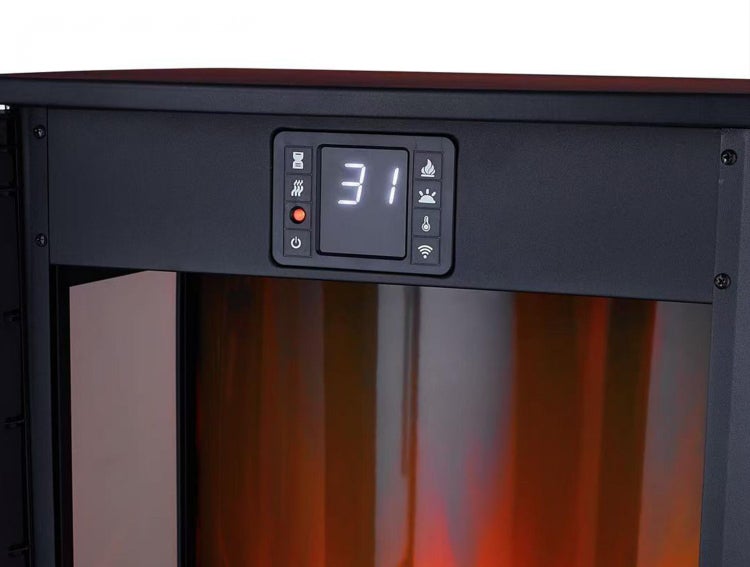 Nahaufnahme eines Kaminofens mit digitaler Anzeige und Bedienelementen