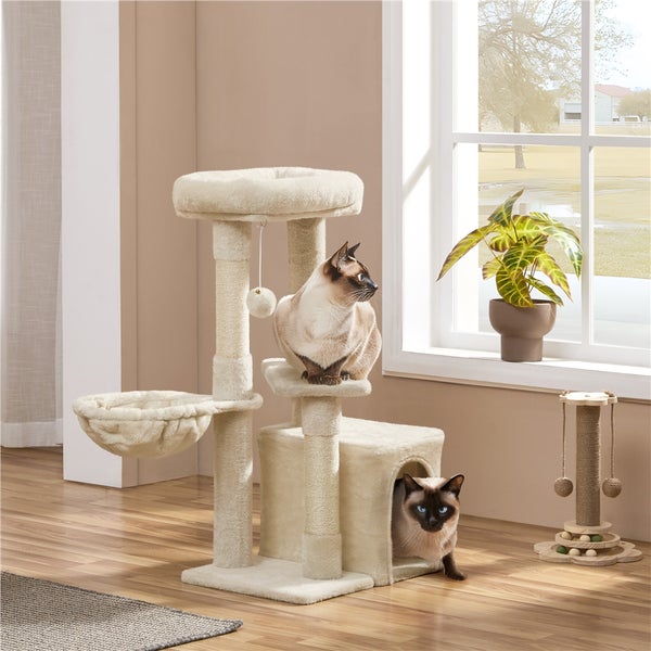 Katzenkratzbaum mit zwei Katzen in einem hellen Raum