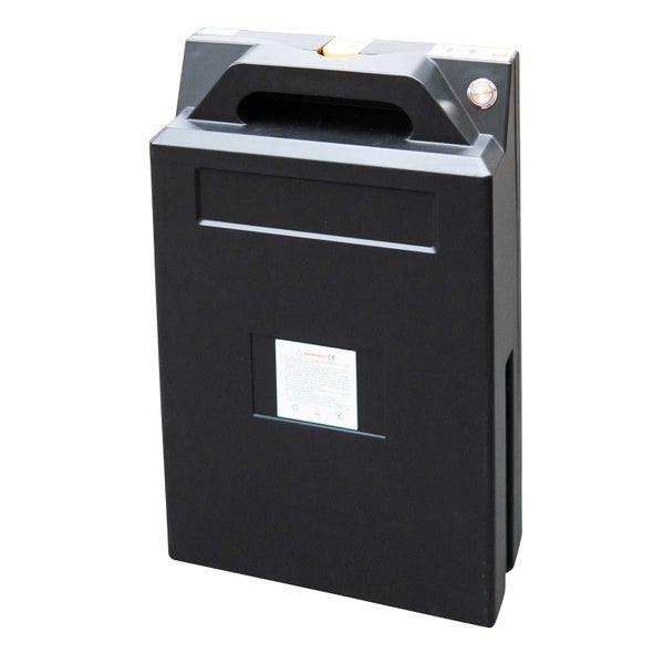 Schwarzer Akku mit integriertem Tragegriff, Einschaltknopf und Hinweisschild auf der Vorderseite.