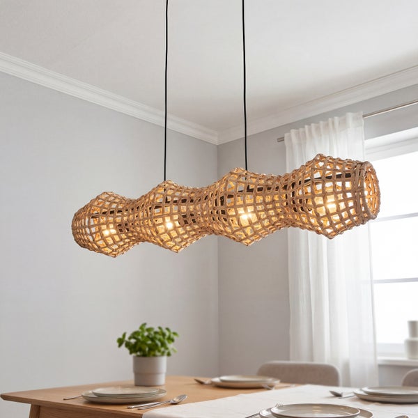 Mehrflammige Pendelleuchte aus geflochtenem Rattan über einem Esstisch in einem hellen Zimmer.