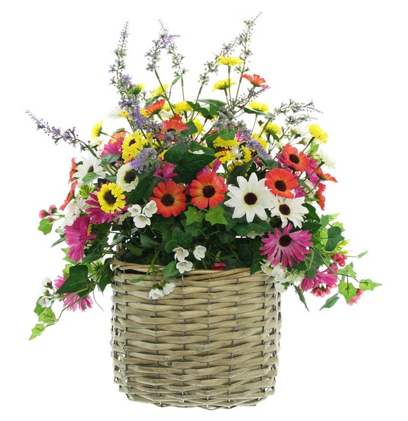 Korb mit künstlichen Blumen als Dekoration