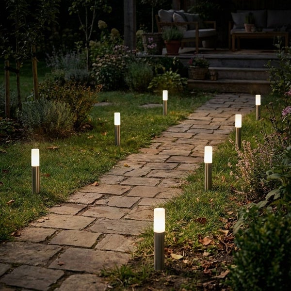 Gartenweg mit mehreren leuchtenden Sockelleuchten aus Metall