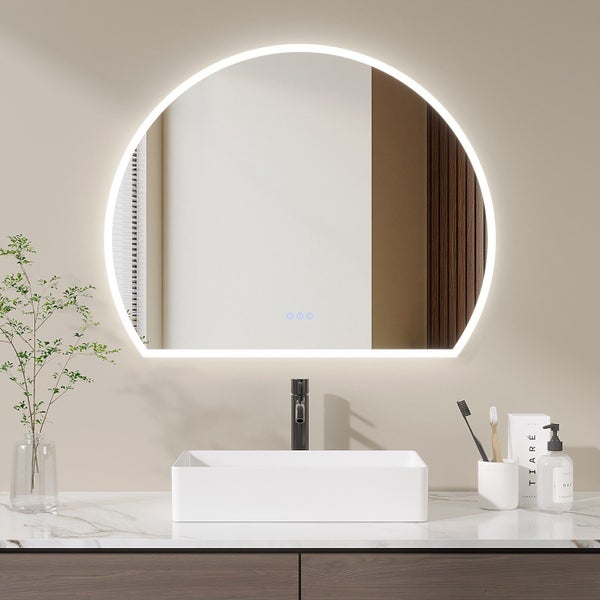 Runder Badezimmerspiegel mit LED Beleuchtung und Touch Steuerung über einem weißen Aufsatzwaschbecken mit schwarzer Armatur auf einem Waschtisch.