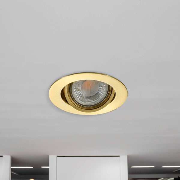Detailaufnahme einer goldenen Wandleuchte