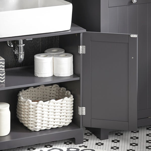 Detailansicht eines Badezimmerschranks mit offenem Fach, in dem Toilettenpapier und ein Korb aufbewahrt werden.