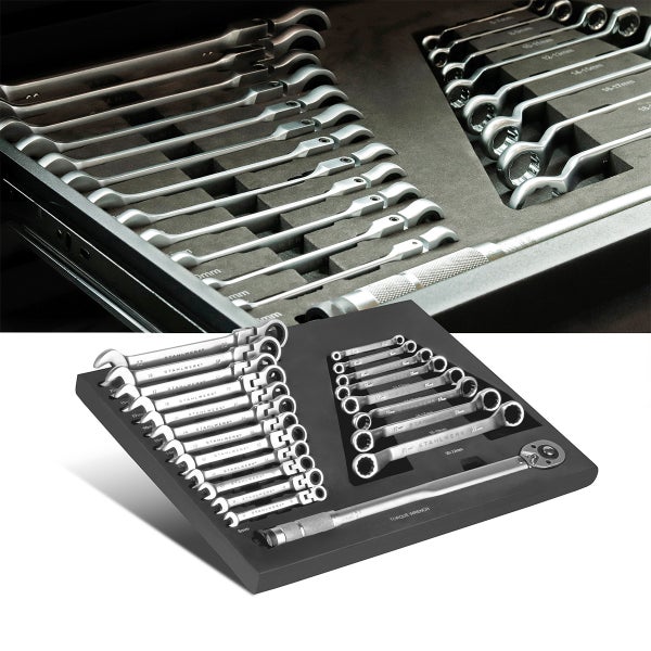 Mehrere Werkzeugschubladen mit Gabelschlüsseln und ein Ringmaulschlüssel-Satz in einer Werkzeugkiste.