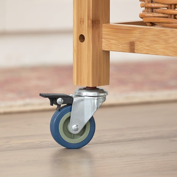 Detailansicht eines Möbelstücks mit Rollen an den Beinen zur einfachen Bewegung